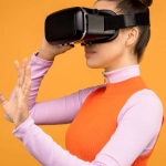 Человек в VR-шлеме изучает виртуальную реальность в домашних условиях