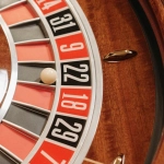 Колесо рулетки в казино как символ разумного подхода к азартным играм