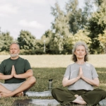 Взрослый человек размышляет о балансе между работой и развлечениями