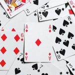 Блэкджек в казино: карты и фишки на игровом столе